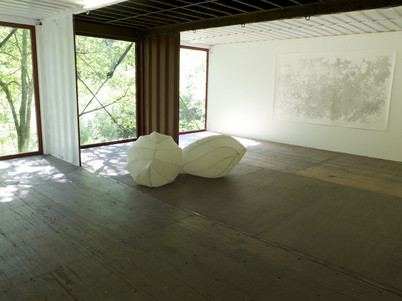 Filomena Borecka, “Les Souffles (vessies natatoires)” toile de SPI d’une ancienne montgolfière, ventilateurs, détecteur de présence vues de l’exposition “Y croître” au Centre d’Art Contemporain Luxembourg Belge, Belgique, 2019