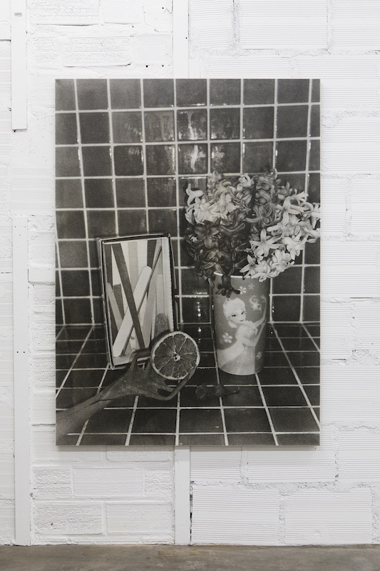 Hubert Marot, Jacinthes et faïence, 2020 Tirage argentique n&b sur lin 115 x 160 cm