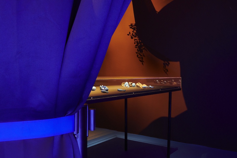 Giulia Essyad, vue d'exposition A Selene Blues, Fri Art Kunsthalle, 2020. Photo Guillaume Python. Courtesy Fri Art Kunsthalle
