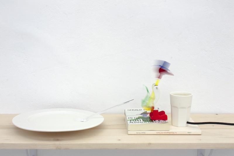 Marcos Uriondo, Je ne suis pas dans mon assiette, 2020. Installation, verre et assiette en porcelaine et drinking lucky bird. Dimensions variables.