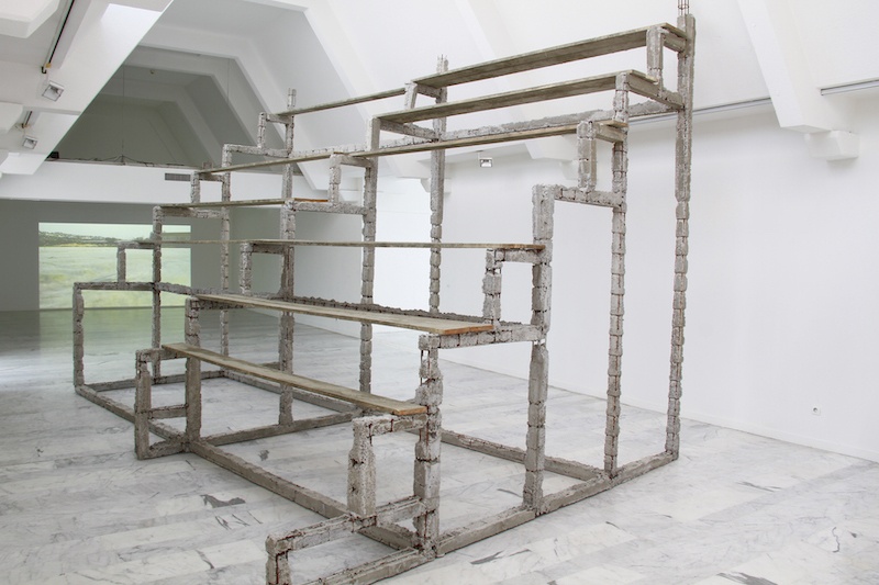 Boris Chouvellon, Sans titre - 2011 - béton armé, planches de coffrage - 400 x 400 x 600 cm (Musée d’Art Contemporain de Marseille, 2011)
