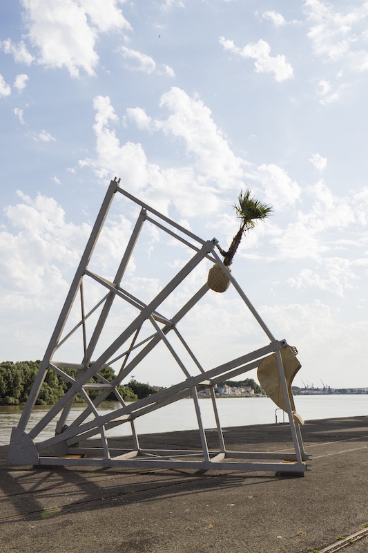 Boris Chouvellon, La part manquante de la part manquante – 2017 - Béton armé, métal, palmiers, godets de pelleteuse, se l- (18 m x 20 m x 20 m) - Le voyage à Nantes