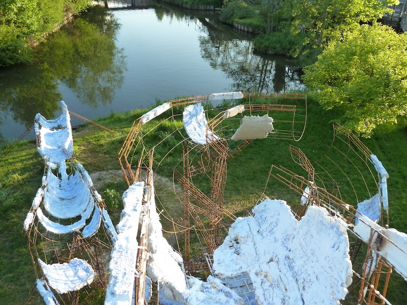Boris Chouvellon, Last splash - 2012 - béton armé, métal - 30 x 1 x 7m (Maison de la Culture d’Amiens, Hortillonages Art, ville et paysage, 2012)