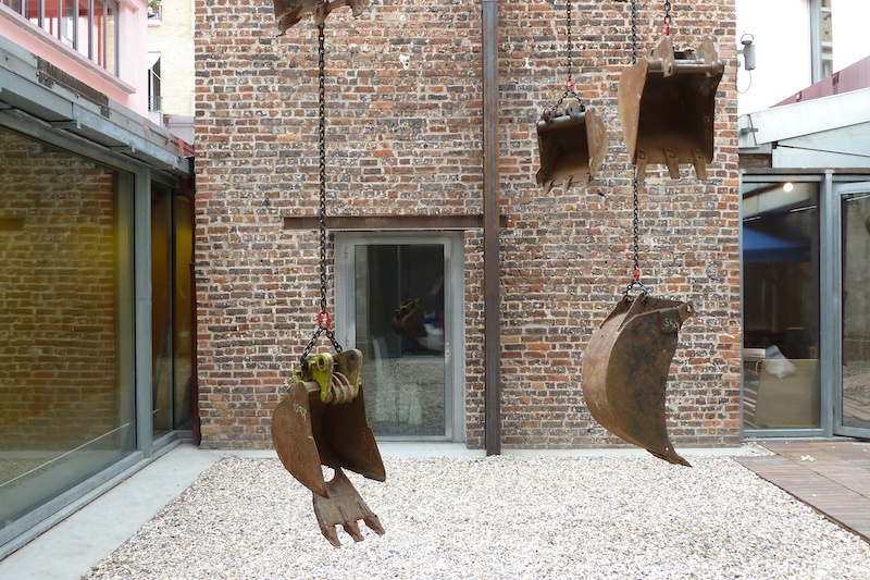 Boris Chouvellon, Modern expres – 2016 - Béton armé, métal, chaînes, godets de pelleteuses - (840 cm x 400 cm x 400 cm) - Patio de la maison rouge, Paris