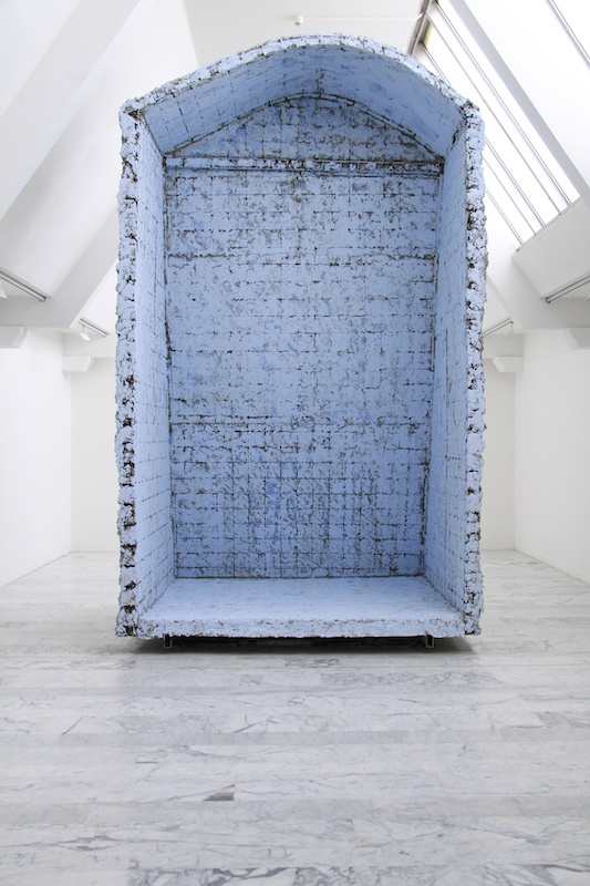 Boris Chouvellon, Détournements de fonds - 2011 - béton armé, structure métallique, crépi coloré, peinture - 500 x 350 x 400 cm (Musée d’Art Contemporain de Marseille, 2011)
