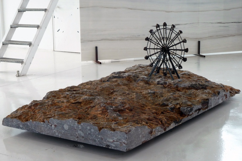 Boris Chouvellon, « Sans titre » - 2013 - Marbres et métal. (150 x 250 x 80 cm) (Loft Miramarmi, Vicenza, Italie)