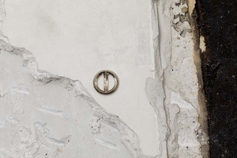 Achraf Touloub Sans titre (I-O), 2014 argent imprimé en 3d 50mm x 10 mm - vue d'Exposition LA LUNE EST TOMBÉE AINSI QUE LES PLÉIADES - KARL MARX STUDIO Paris - Photo Nina Salamov