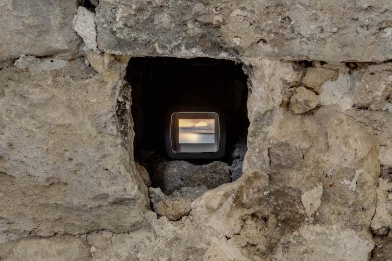Hector Gorascio Andria le matin, circa 2018 diapositive, diascope 24 x 36 mm - vue d'exposition LA LUNE EST TOMBÉE AINSI QUE LES PLÉIADES - KARL MARX STUDIO Paris - Photo Nina Salamov