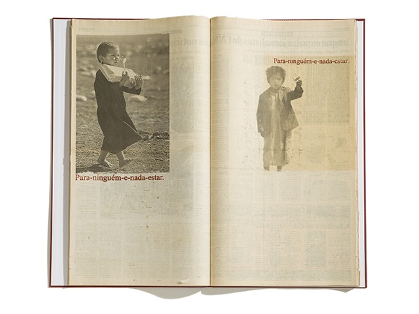 Leila Danziger Para ninguem e nada estar #1 (Tenir debout, pour personne et pour rien), 2010 serie Diários públicos (Journaux publics) Tampon et impression solaire sur pages de journal effacées, reliure, couverture en tissu rouge 42 pages - 57x65 cm ouvert Pièce unique