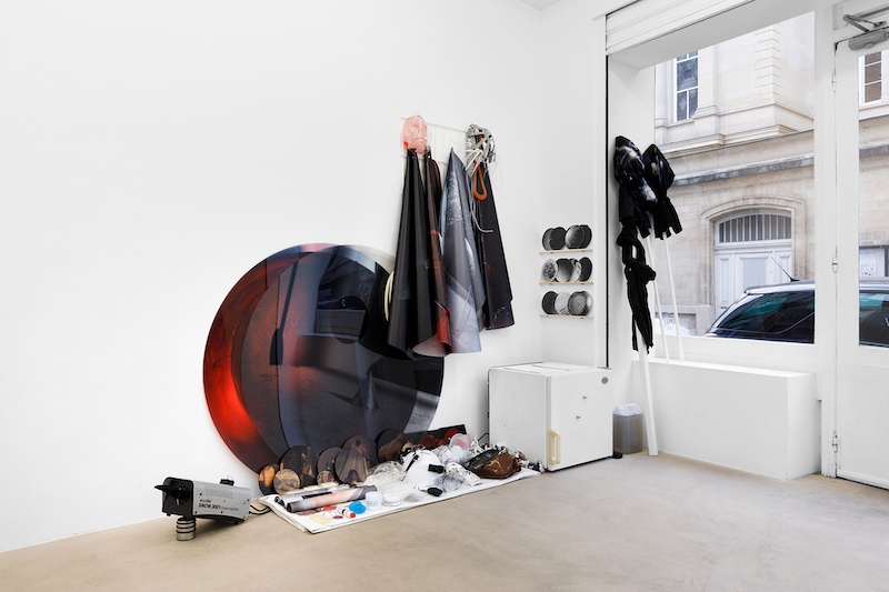 Vue d'exposition, Pétrel l Roumagnac (duo) « de l’Ekumen, pièce photoscénique n°3, acte 1 » Galerie Valeria Cetraro, 2021 / photo Salim Santa Lucia