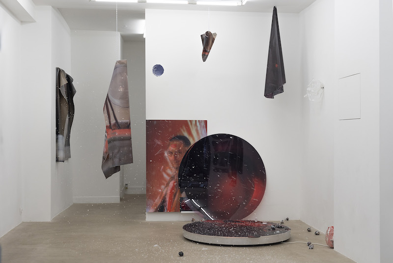 Vue d'exposition, Pétrel l Roumagnac (duo) « de l’Ekumen, pièce photoscénique n°3, acte 2 » Galerie Valeria Cetraro, 2021 / photo Salim Santa Lucia