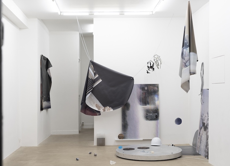 Vue d'exposition, Pétrel l Roumagnac (duo) « de l’Ekumen, pièce photoscénique n°3, acte 3 » Galerie Valeria Cetraro, 2021 / photo Salim Santa Lucia