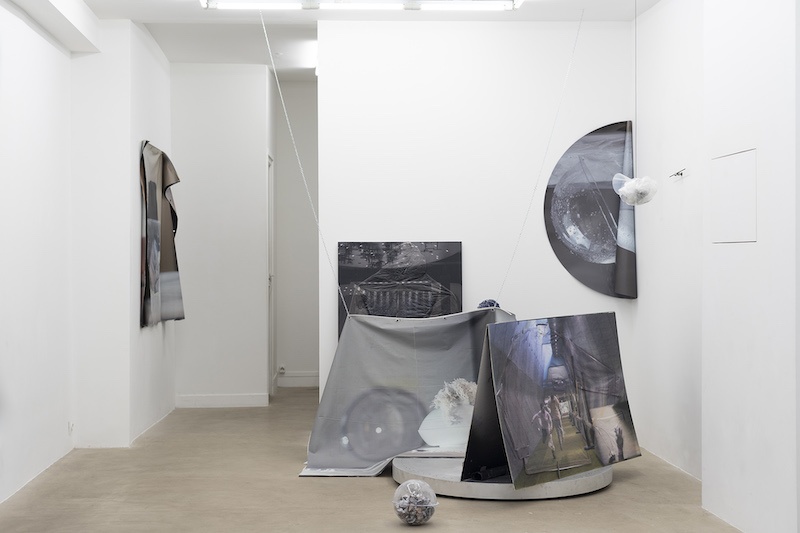 Vue d'exposition, Pétrel l Roumagnac (duo) « de l’Ekumen, pièce photoscénique n°3, acte 4 » Galerie Valeria Cetraro, 2021 / photo Salim Santa Lucia