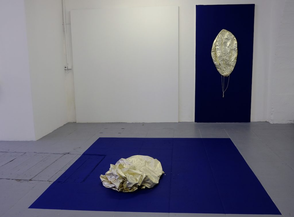 Audrey Martin : Ruines, Installation, dimension variable, ballons sondes recouverts d’or blanc, fonds bleu, aimants, 2019 / crédit photo / Vincent Lhermet