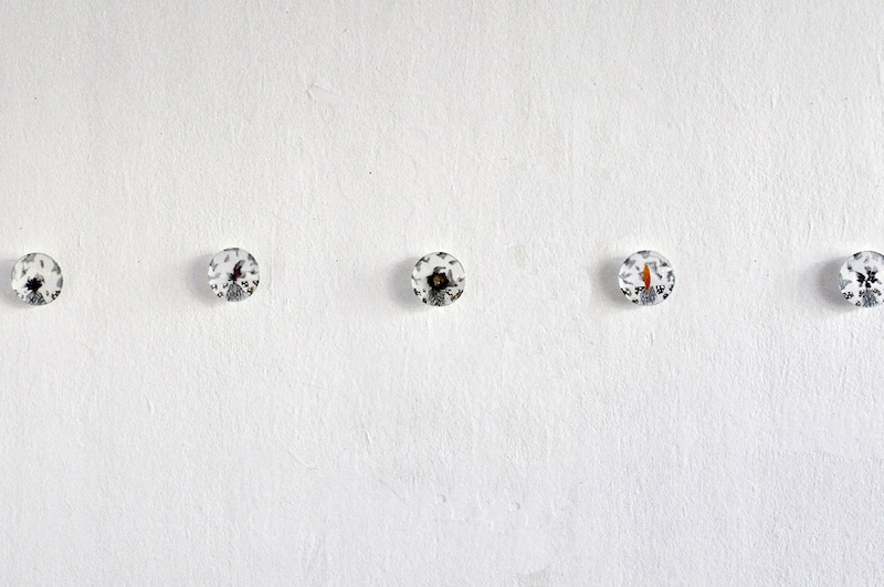 Nathalie Borowski, Satellites – Dessins sur papier /verre – Diamètre 8cm – Installation in situ