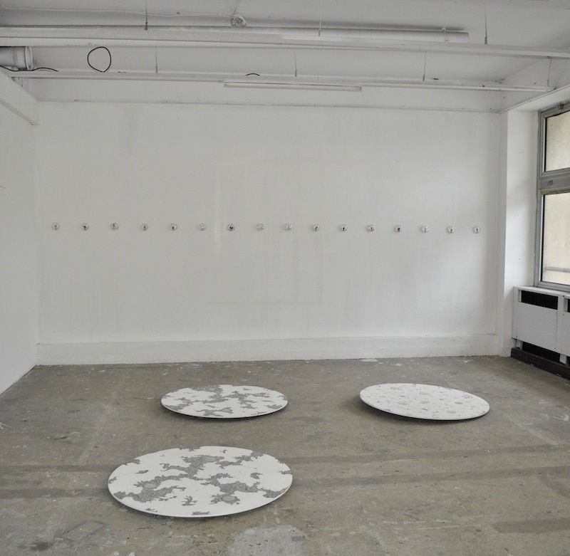 Nathalie Borowski, Sans titre - Peintures sur bois / verres – Diamètre 1m – Installation in situ
