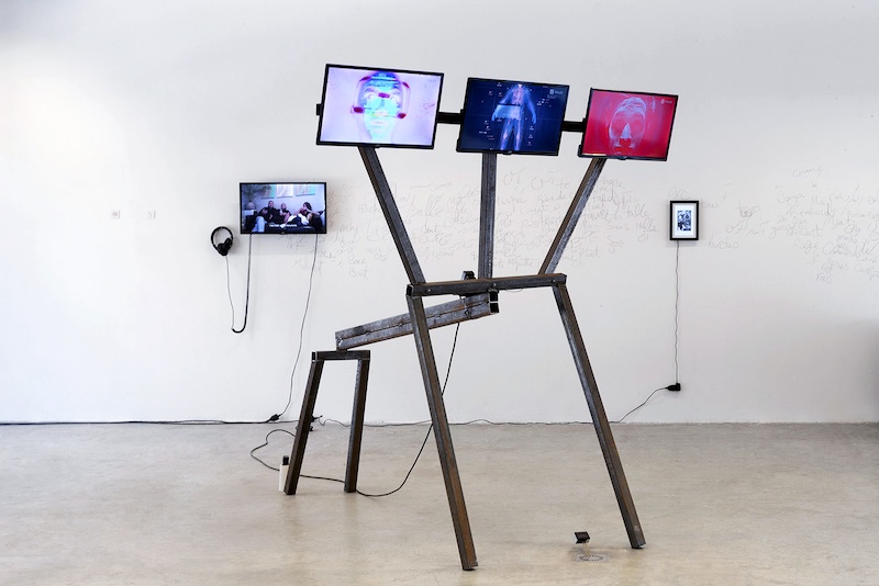 Manon Pretto, Humanoïde de Lerne, 2020 Avec Elise Arnaud Installation, écrans multiples, structure acier, 200x300cm.