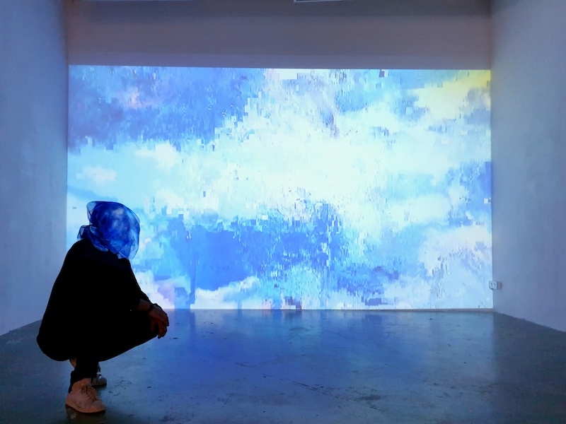 Manon Pretto, Screen escape, 2019 Installation, performance, voile imprimé, pépin vidéo, dimensions variables.