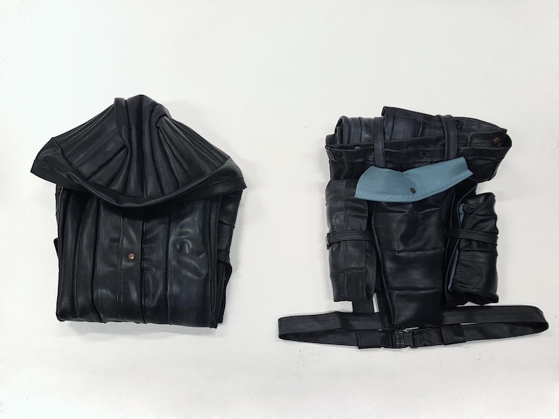 Manon Pretto, Veste Nomadic 5020, 2017 Sculpture, veste modulable en chambre à air de vélo, sac à dos et sac de couchage, dimensions variables