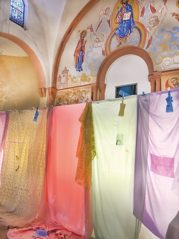 Mégane Brauer, Déjà Vierge. vue d’installation Église de Tour Sainte, Marseille, 2020. Photo Clara Sfadj