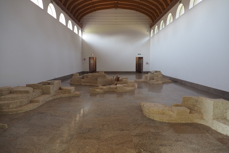 Tiphaine Calmettes, Par le chant grondant des vibrations autour, exposition au Centre international d’art et du paysage de l’île de Vassivière, 2020 © Tiphaine Calmettes. Droits réservés ADAGP.
