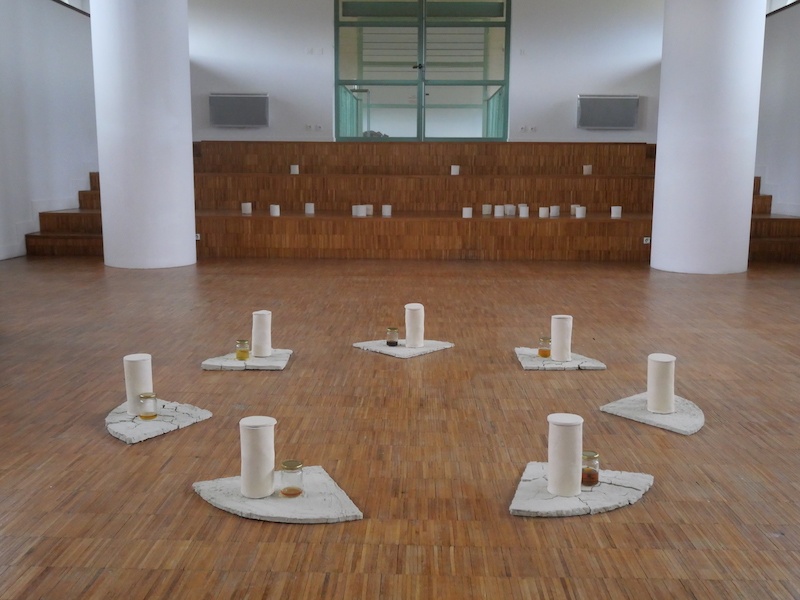 Tiphaine Calmettes, Par le chant grondant des vibrations autour, exposition au Centre international d’art et du paysage de l’île de Vassivière, 2020 © Centre international d’art et du paysage. Droits réservés ADAGP.