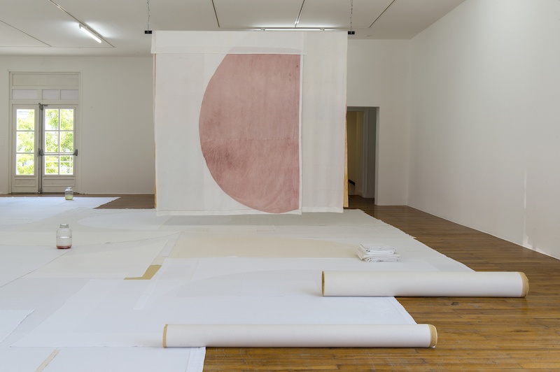 Adrien Vescovi, Soleil Blanc I à III, (sol), (bocaux), 2021 Draps, teinture naturelle, bocaux en verre, dimensions variables. Production Le Grand Café – centre d’art contemporain, Saint-Nazaire. Vue de l’exposition Soleil Blanc au Grand Café – centre d’art contemporain, 2021 Photographie Marc Domage