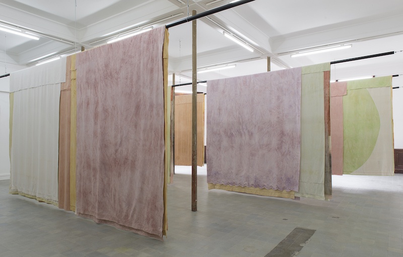 Adrien Vescovi, Soleil Blanc IV à XI, 2021 Draps, teinture naturelle, dimensions variables. Production Le Grand Café – centre d’art contemporain, Saint-Nazaire. Vue de l’exposition Soleil Blanc au Grand Café – centre d’art contemporain, 2021 Photographie Marc Domage