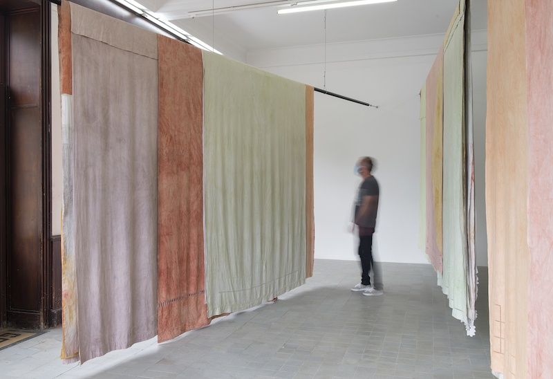 Adrien Vescovi, Soleil Blanc IV à XI, 2021 Draps, teinture naturelle, dimensions variables. Production Le Grand Café – centre d’art contemporain, Saint-Nazaire. Vue de l’exposition Soleil Blanc au Grand Café – centre d’art contemporain, 2021 Photographie Marc Domage