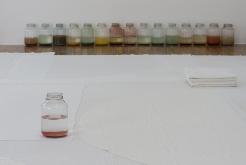 Adrien Vescovi, Soleil Blanc I à III, (sol), (bocaux), 2021 Draps, teinture naturelle, bocaux en verre, dimensions variables. Production Le Grand Café – centre d’art contemporain, Saint-Nazaire. Vue de l’exposition Soleil Blanc au Grand Café – centre d’art contemporain, 2021 Photographie Marc Domage