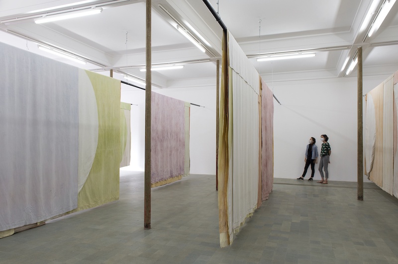 Adrien Vescovi, Soleil Blanc IV à XI, 2021 Draps, teinture naturelle, dimensions variables. Production Le Grand Café – centre d’art contemporain, Saint-Nazaire. Vue de l’exposition Soleil Blanc au Grand Café – centre d’art contemporain, 2021 Photographie Marc Domage