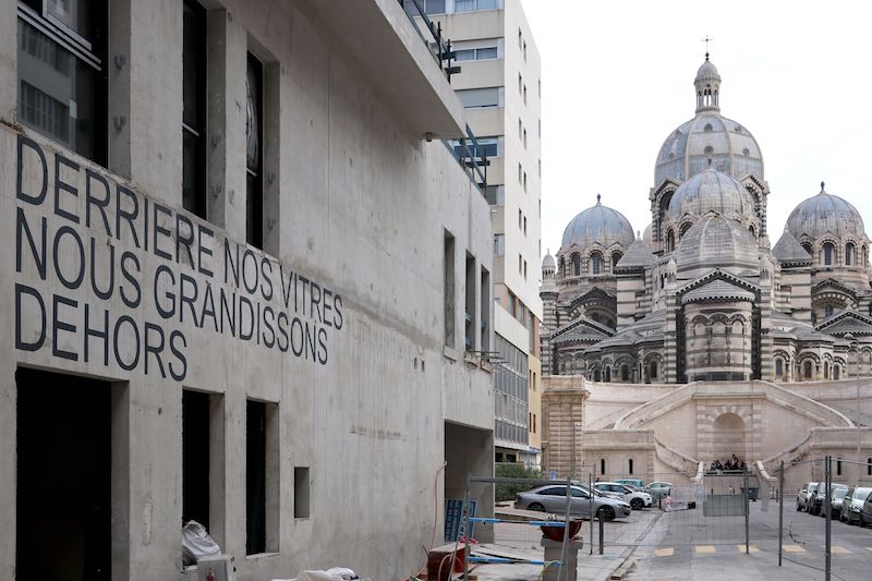 DERRIERE NOS VITRES NOUS GRANDISSONS DEHORS, Laurent Lacotte, 2021, inscription peinture acrylique sur béton, Vue-major