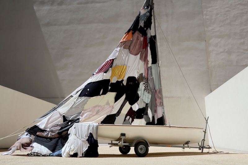 J'AI TRAVERSE DES OCEANS D'ETERNITE POUR VOUS TROUVER, 2021, Laurent Lacotte, installation, vêtements découpés et assemblés, dériveur, métal, cordes