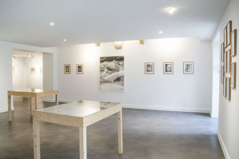 Vue de l'exposition À la croisée des chemins © Fondation Bullukian