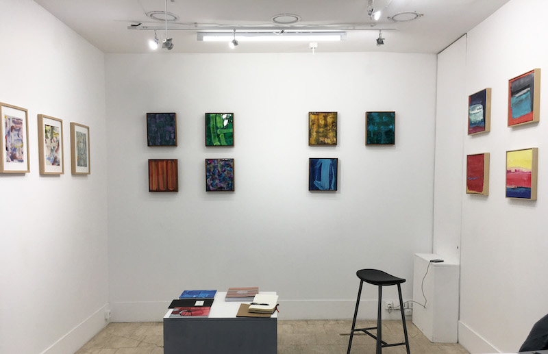 De gauche à droite : trois monotypes, puis sept acrylique et laque sur toile de Kitikong Tilokwattanotai, quatre huiles sur toile de Somyot Hananuntasuk. Photo : Courtesy galerie arnaud Lebecq
