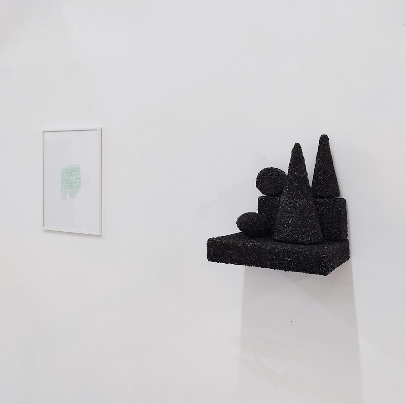 Honky-Tonk-Fields_Ivana-Adaime-Makac_Delitages_serigraphie_2017_et_Formes-noires_assemblage_2014_credit-photo-TENDERFLUID