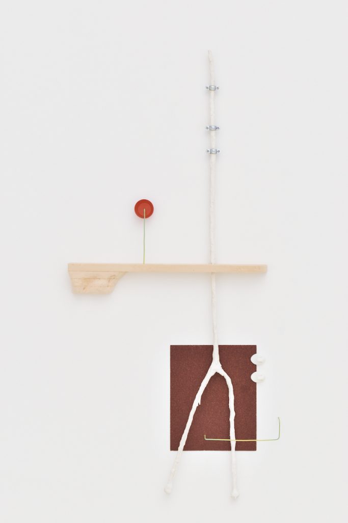 Romain Landi, U+23F8, 2021, papier de verre grain 40, crochets, écouteurs recouverts de plâtre, bouchon, fil électrique, polystyrène extrudé, 117 x 53 x 5 cm