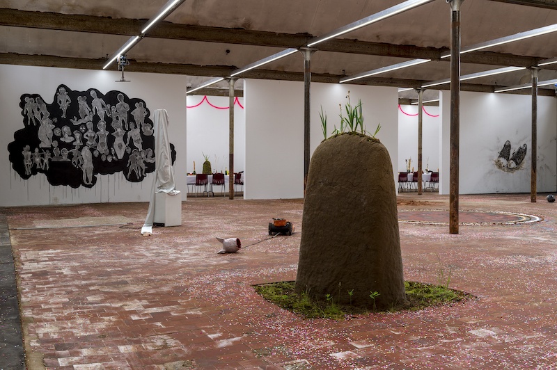 Vue de l'exposition collective "Just married" au SHED, 2021. © Marc Domage