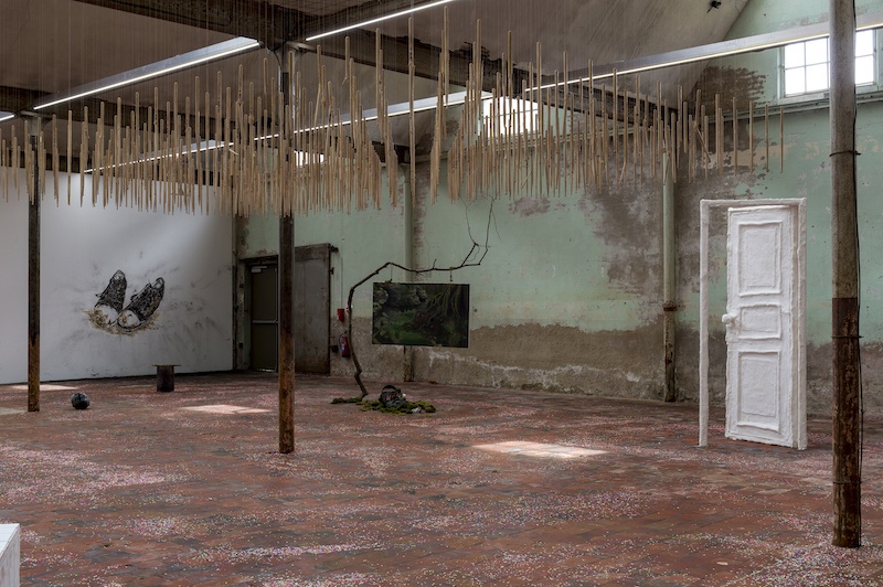 Vue de l'exposition collective "Just married" au SHED, 2021. © Marc Domage
