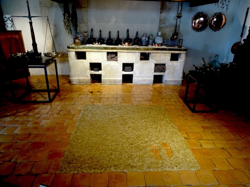 Christine Crozat Cuisine Apothicairerie installation Se rencontrer dimension variable - Exposition Mémoires de formes, exposition personnelle de Christine Crozat : des hommages aux personnes et aux plantes rencontrés sur ses chemins Jusqu’au 19 septembre 2021, Musée de l’hospice Saint Roch à Issoudun