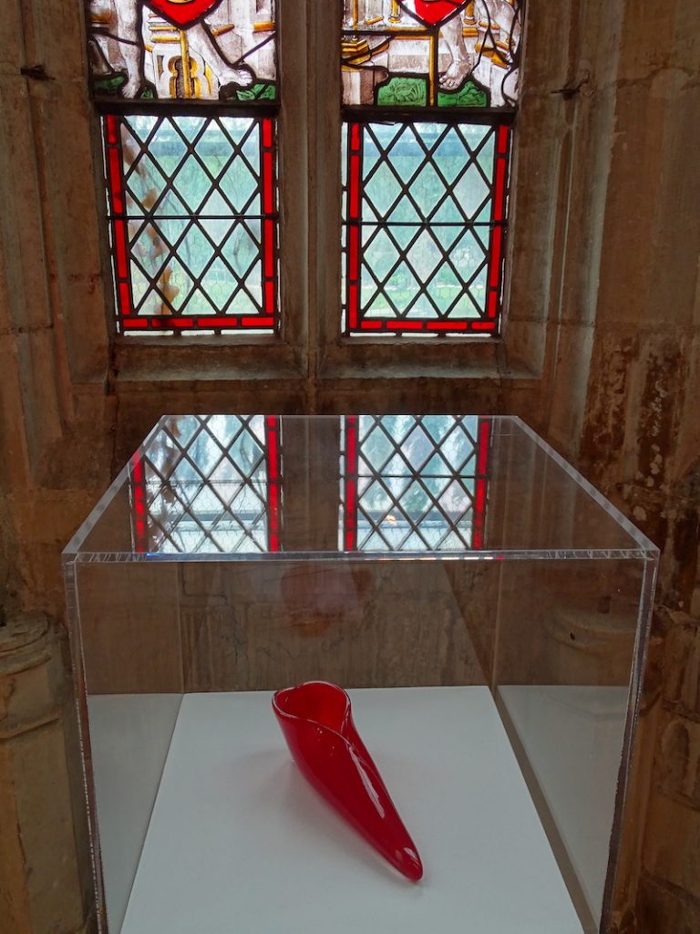 Christine Crozat MOMIJI 2019 2021 verre souffle╠ü 24x8,5x5,5cm - Exposition Mémoires de formes, exposition personnelle de Christine Crozat : des hommages aux personnes et aux plantes rencontrés sur ses chemins Jusqu’au 19 septembre 2021, Musée de l’hospice Saint Roch à Issoudun