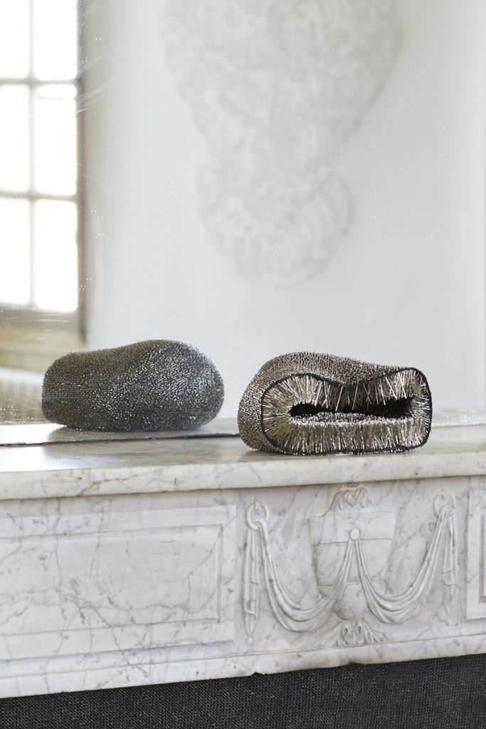 Vue de l'exposition Détournements et contournements de Ghislaine Portalis, Hôtel de Tingry, Ménerbe - Crédit photo : Kamila Régent