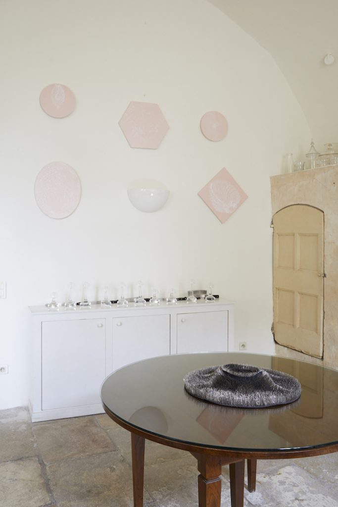 Vue de l'exposition Détournements et contournements de Ghislaine Portalis, Hôtel de Tingry, Ménerbe - Crédit photo : Kamila Régent