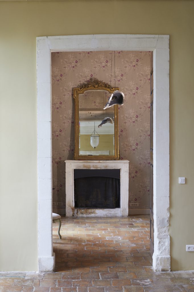 Vue de l'exposition Détournements et contournements de Ghislaine Portalis, Hôtel de Tingry, Ménerbe - Crédit photo : Kamila Régent