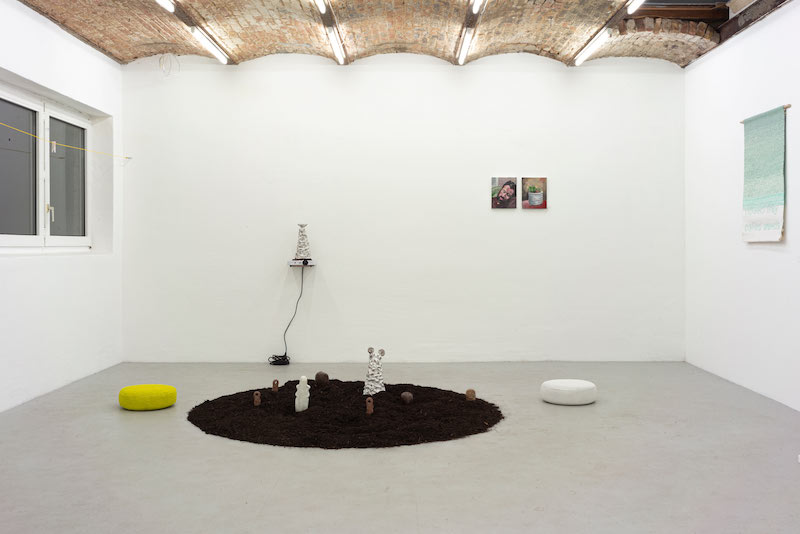 Exposition collective Le Bonheur Commissariat Livia Parmantier (@liviaparm) à Interface Berlin