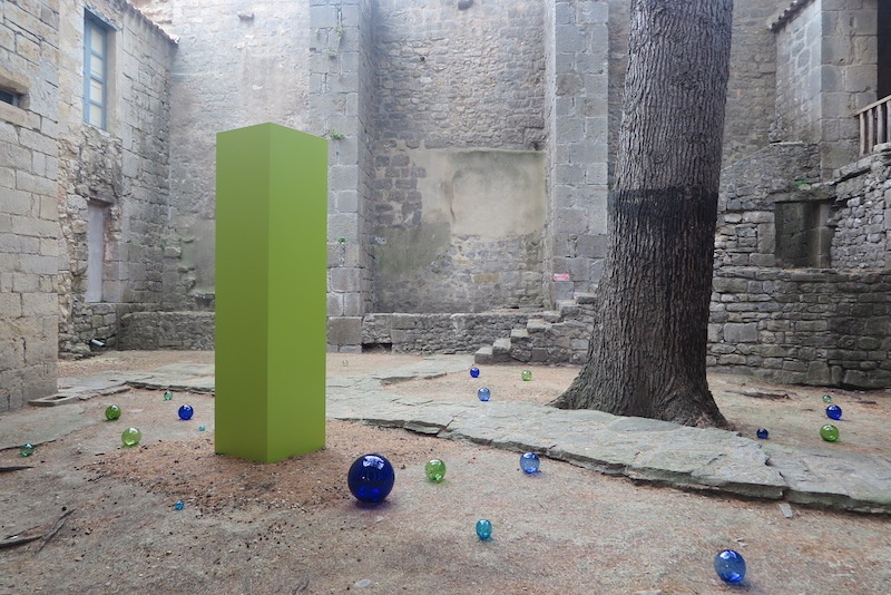 Le Monolithe et les perles de verre. Création originale : Philippe Chitarrini, scénographie : Éric Michel