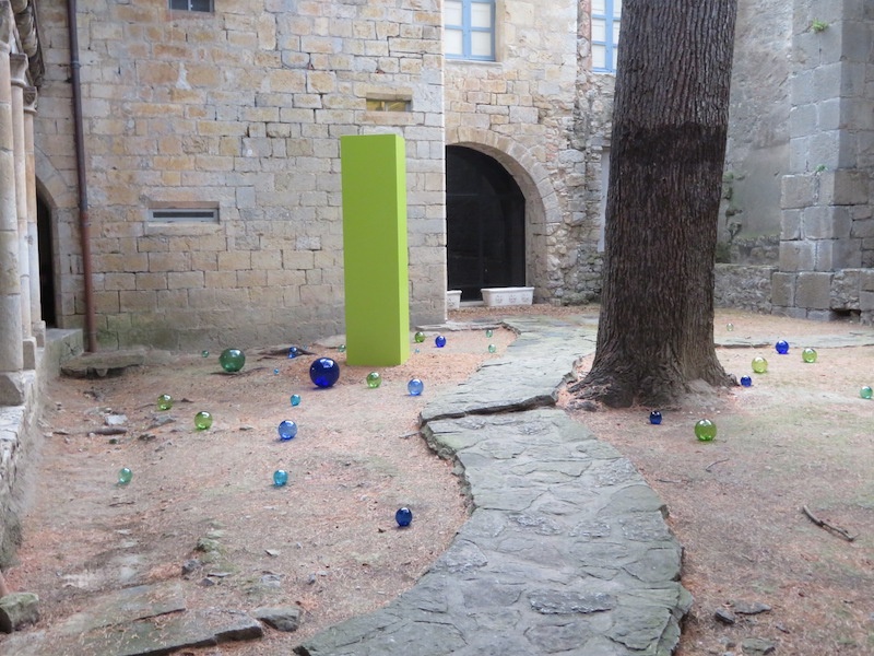 Le Monolithe et les perles de verre. Création originale : Philippe Chitarrini, scénographie : Éric Michel
