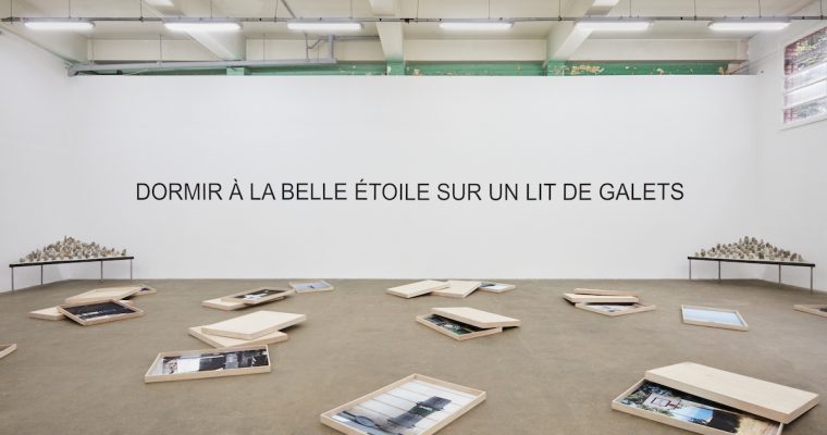 DORMIR À LA BELLE ÉTOILE SUR UN LIT DE GALETS, LAURENT LACOTTE