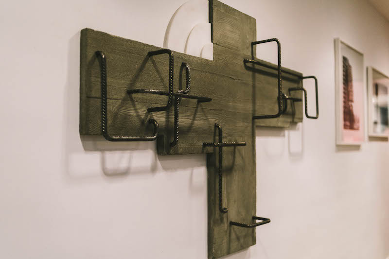 Wilfrid Almendra, Killed in action (CSH #, Whithey R. Smith), 2009, Acier, fer à béton, téflon, ciment, 107x105x19, Collectif du Fonds d’art contemporain – Paris Collections, Courtesy de l’artiste Crédit photo : Mahery Samiharilala