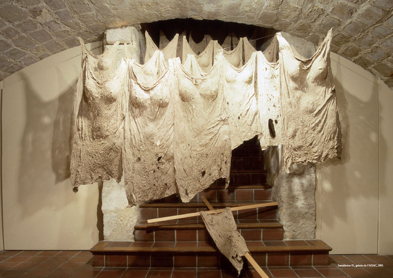 Sanglan Kim, Magie blanche-5 2001. Papier mûrier-hanji, Installation 200 x 300 x 300cm